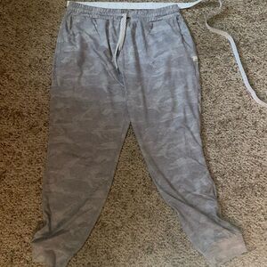 Vuori joggers camo med